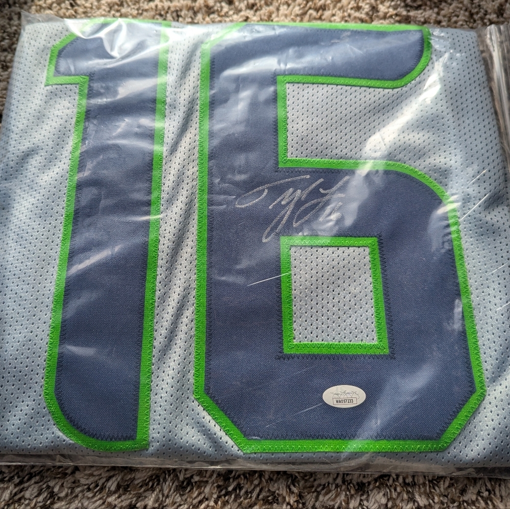 Autographed Tyler Lockett 16 Seahawks Jersey